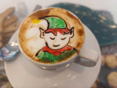 �Un piccolo disegno nella tazzina � in effetti un messaggio gentile che ti pu� cambiare la giornata�, conferma la 51enne Marianna, a cui Vito ha disegnato un grazioso elfo natalizio sul suo cappuccino
